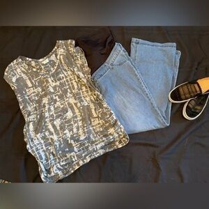 Oh Baby by Motherhood abstract print gray top with side ruching.